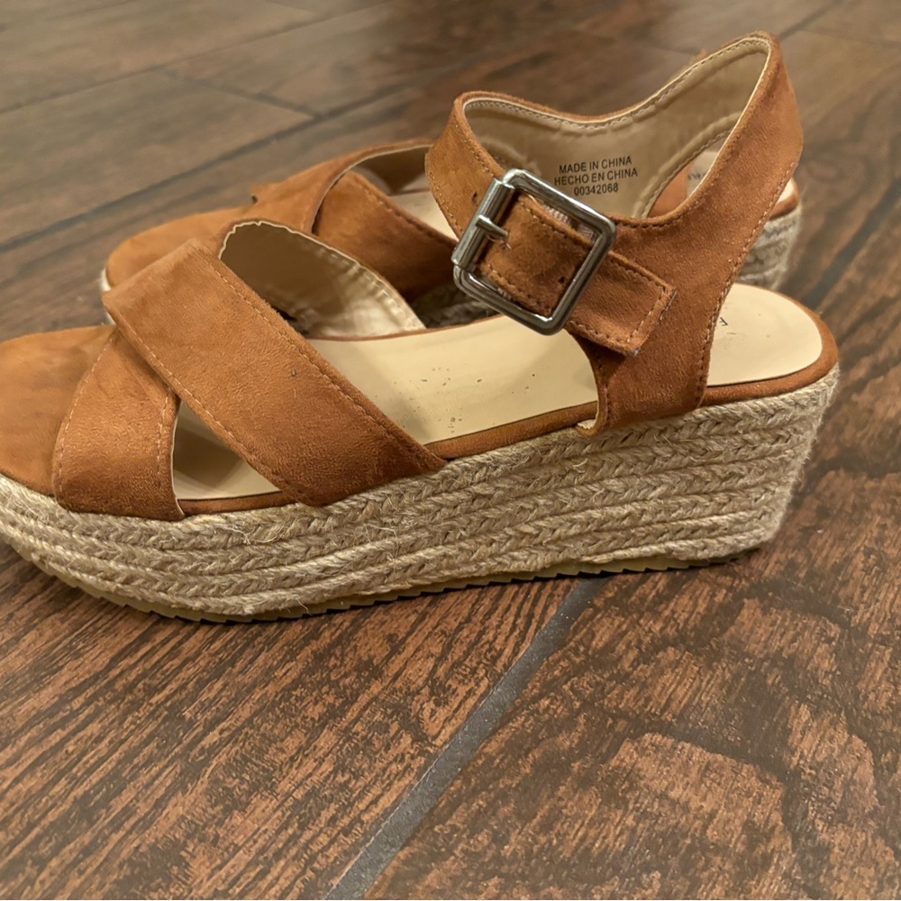 71/2 Forever 21 brown suede platform  sandals